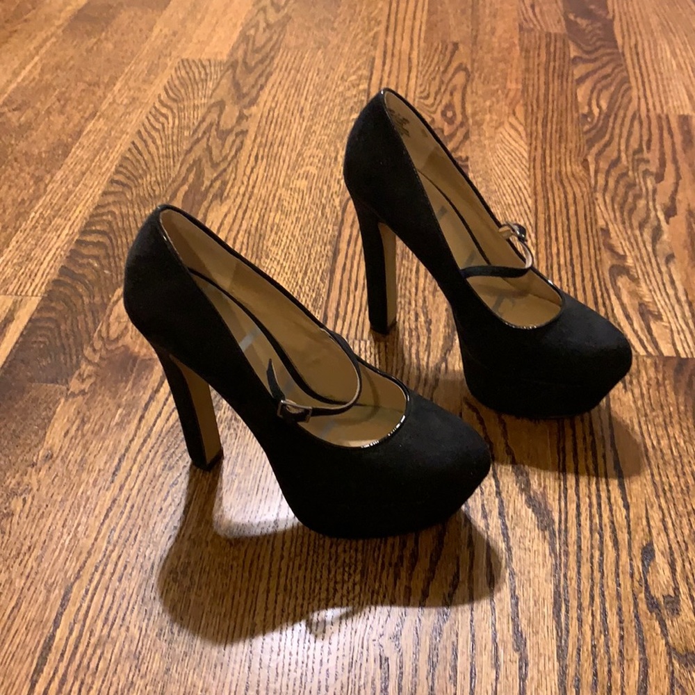 Elle black size 7 pumps